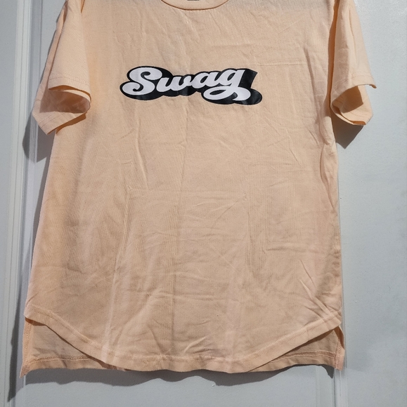 Adorable and comfortable t-shirt from Byegreis. - Picture 3 of 5